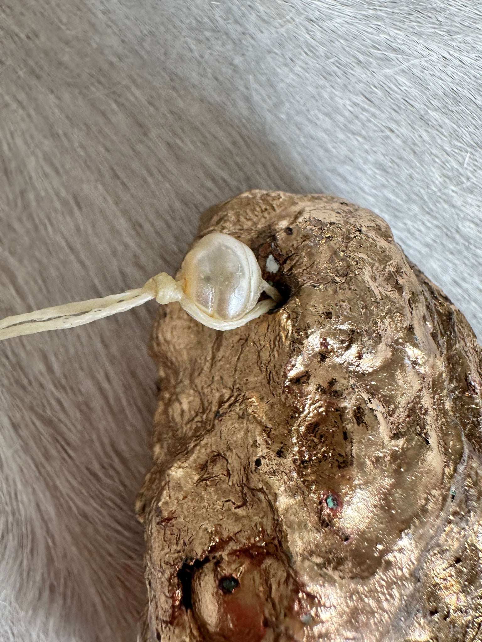 Oyster shell with pendant: matt star 