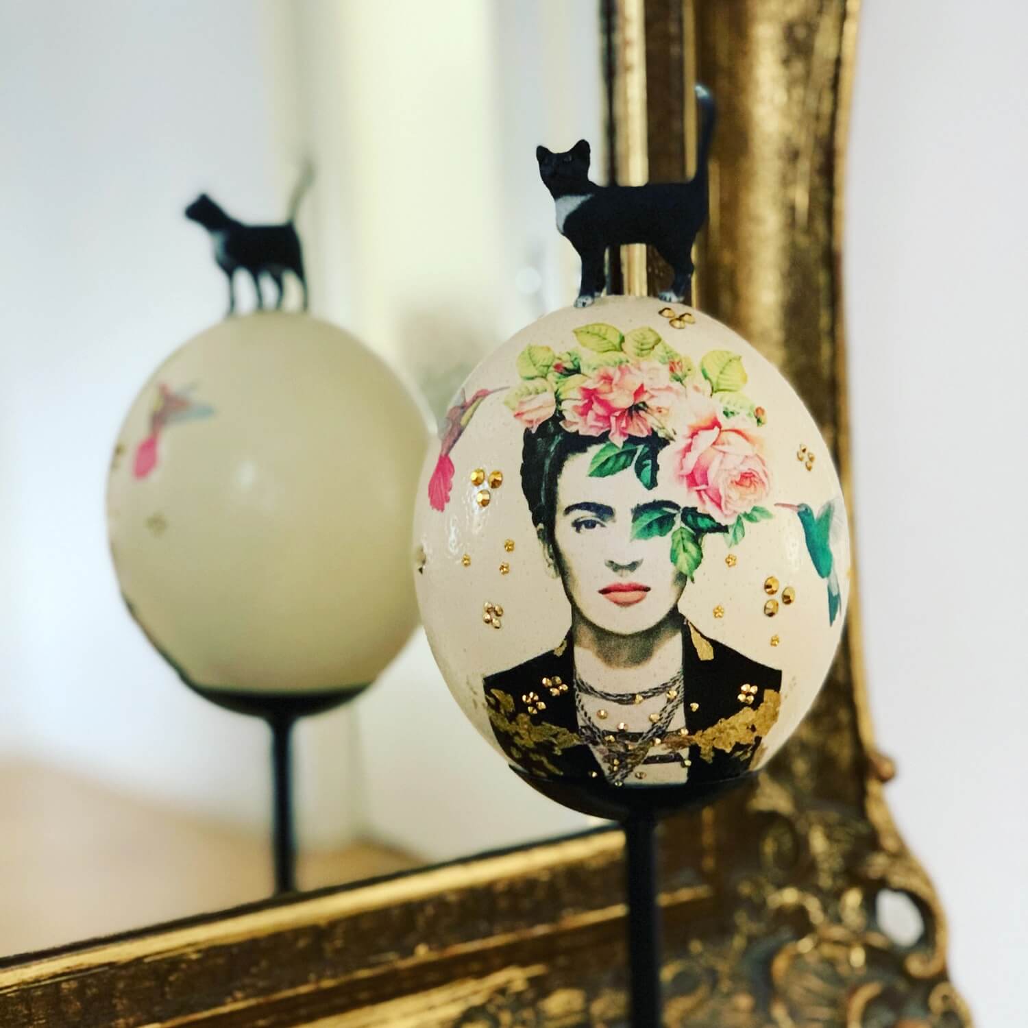 Frida_Kahlo_mit_Kolibris_und_Katzenfigur.jpg