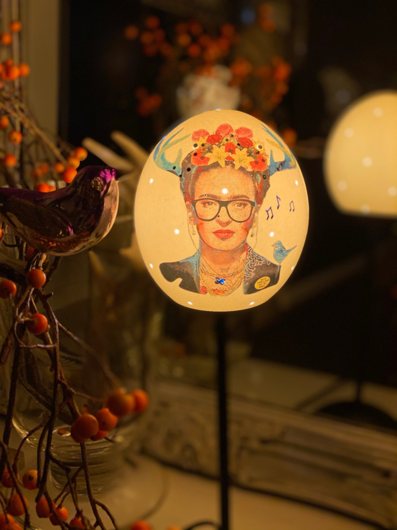 Frida_kunterbunt_Lampe_Straussenei_stil_an.jpg