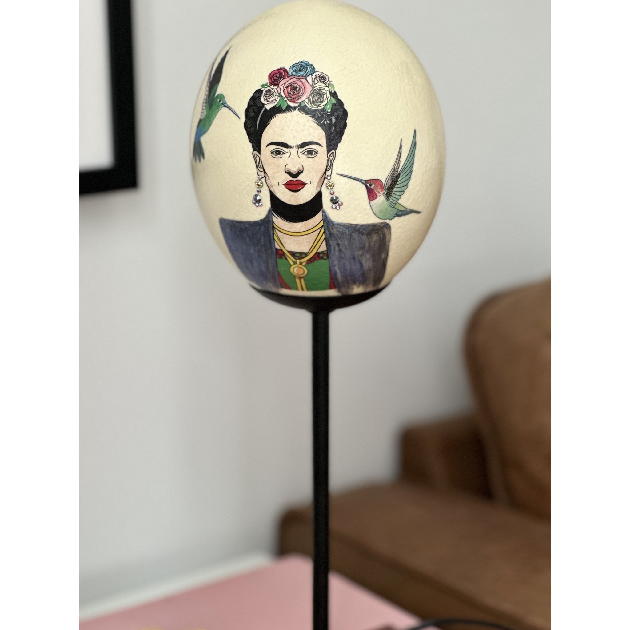 "Frida" table lamp, creatively decorated with a real ostrich egg
