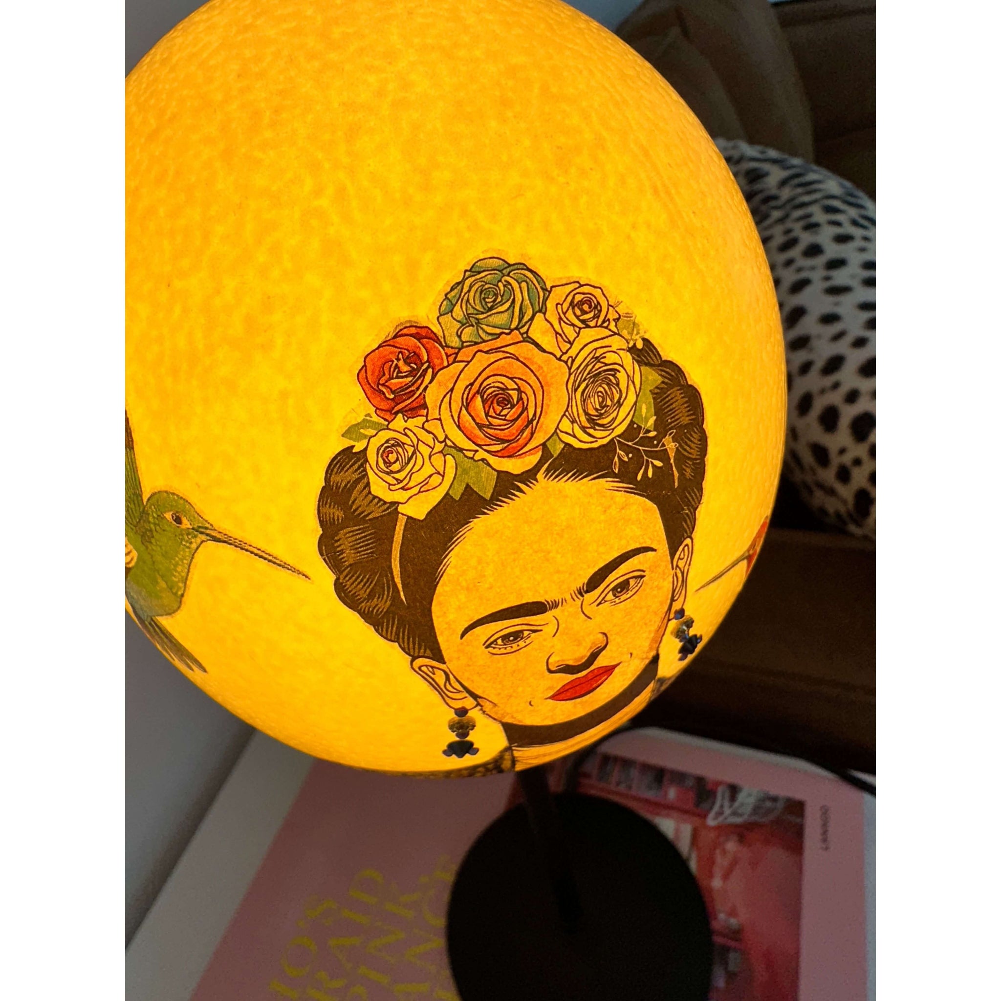 Ei-nzigartig Straußeneilampe Frida Kahlo 