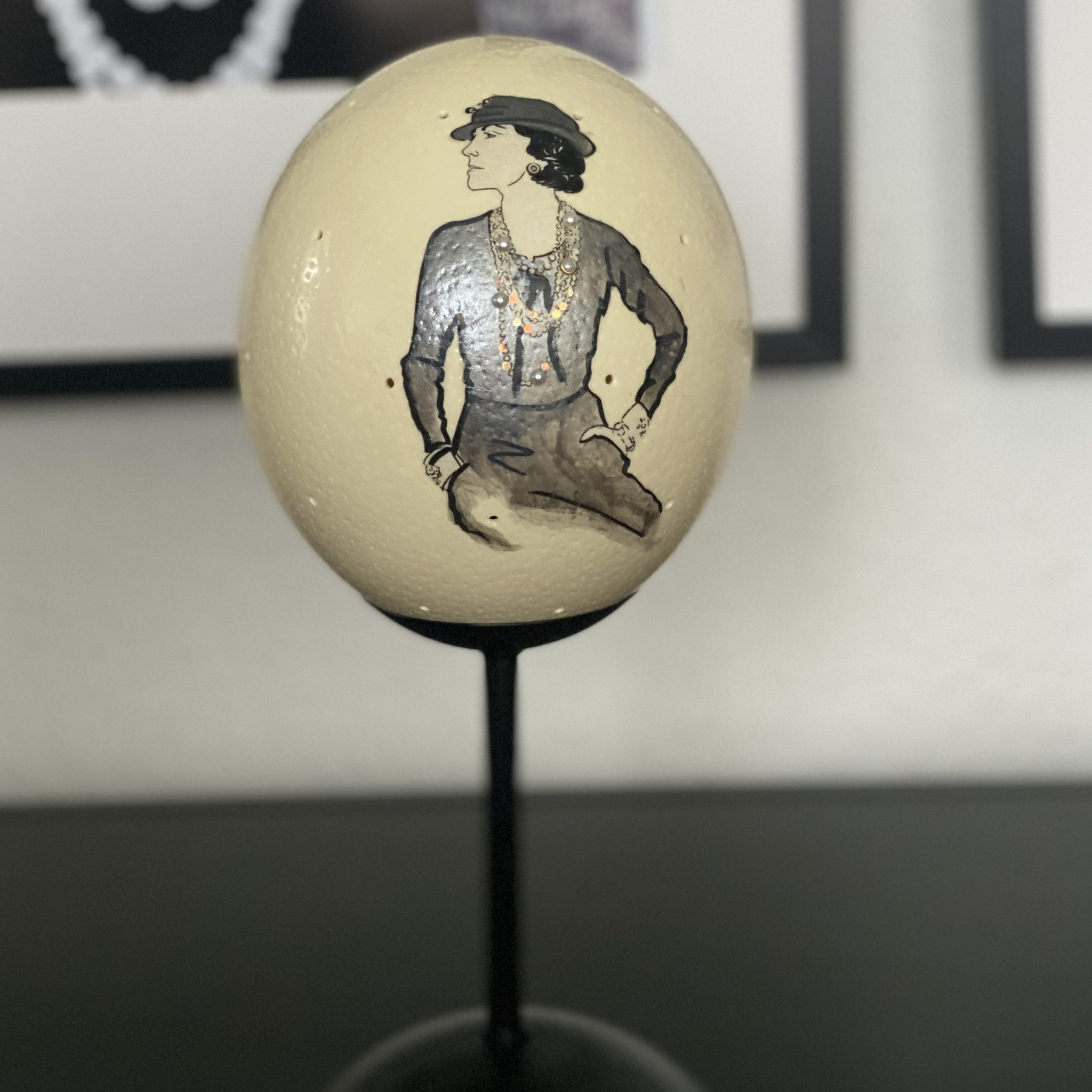 "Chanel" table lamp, elegantly decorated with a real ostrich egg