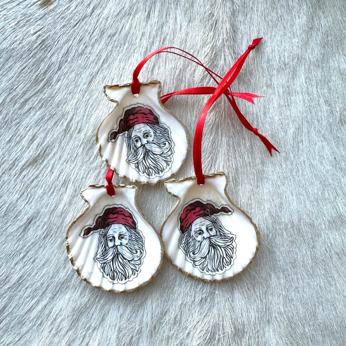 Set of 3 pendants: Santa Claus, real scallops ("S" shell: up to max. 8 cm)