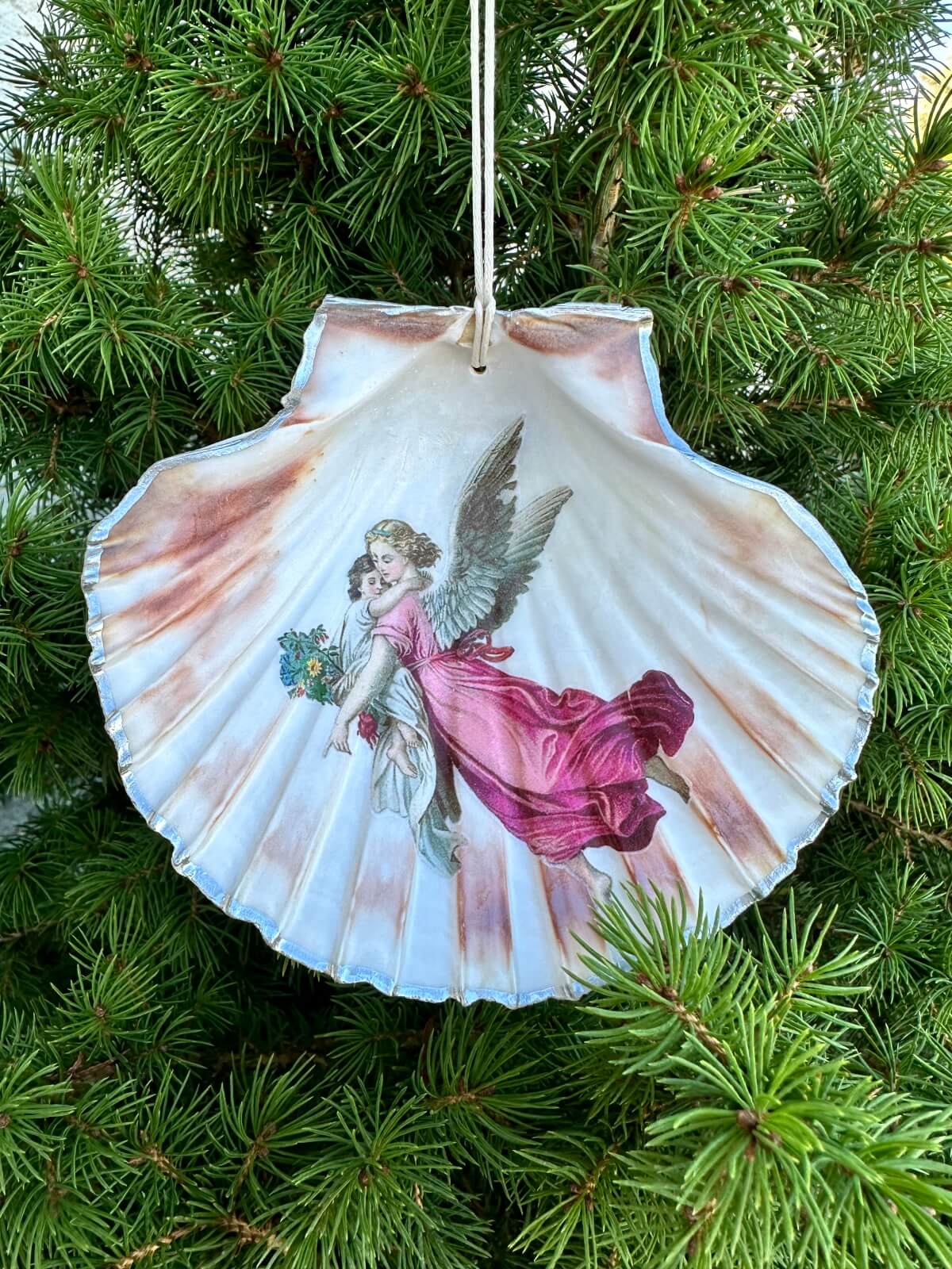 Multi-pendant "Angel with child", real scallop shell (approx. 11cm)