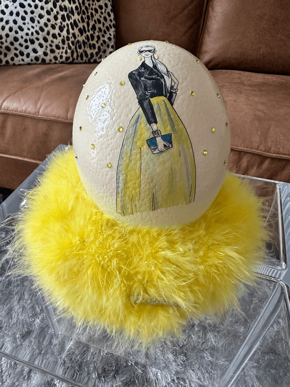 Ostrich egg "Team Yellow", including marabou feather wreath 