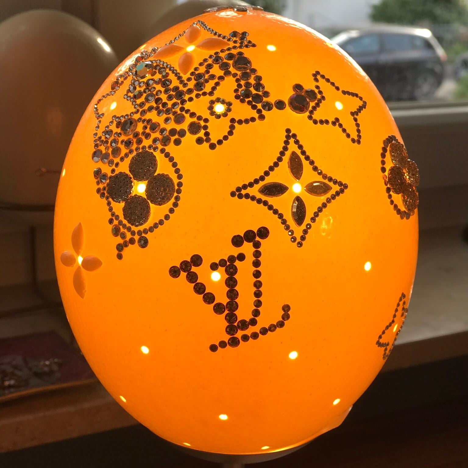 Louis_vuitton_Strausseneilampe_an.jpg