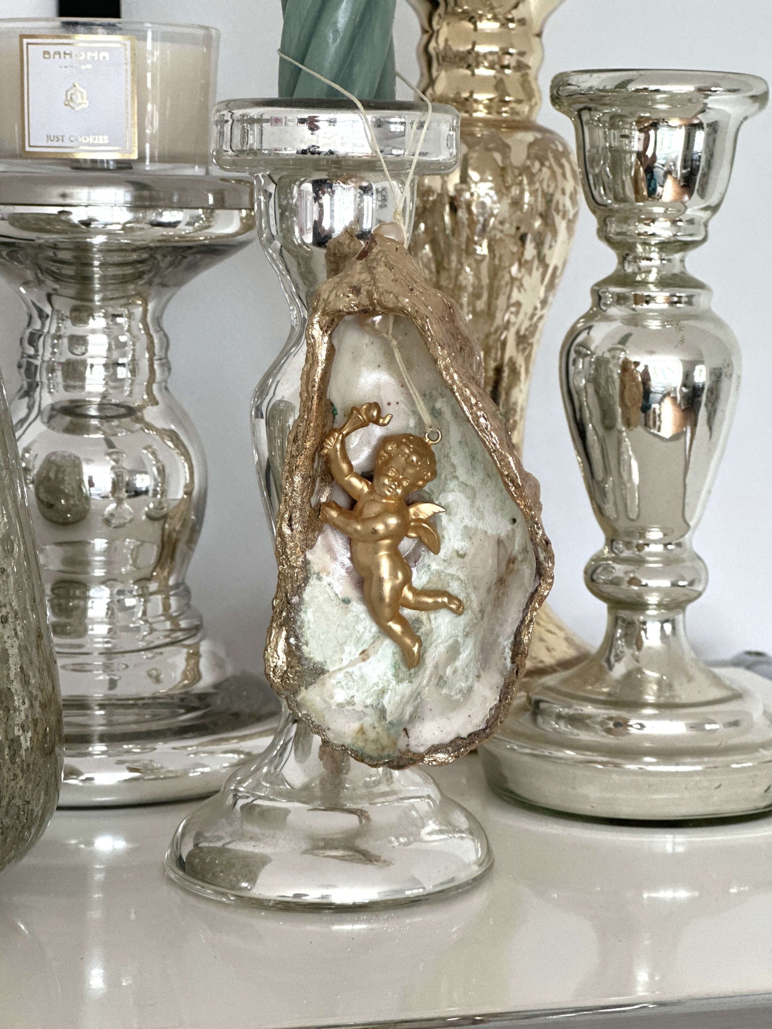 Oyster shell with pendant: shiny putti, right 