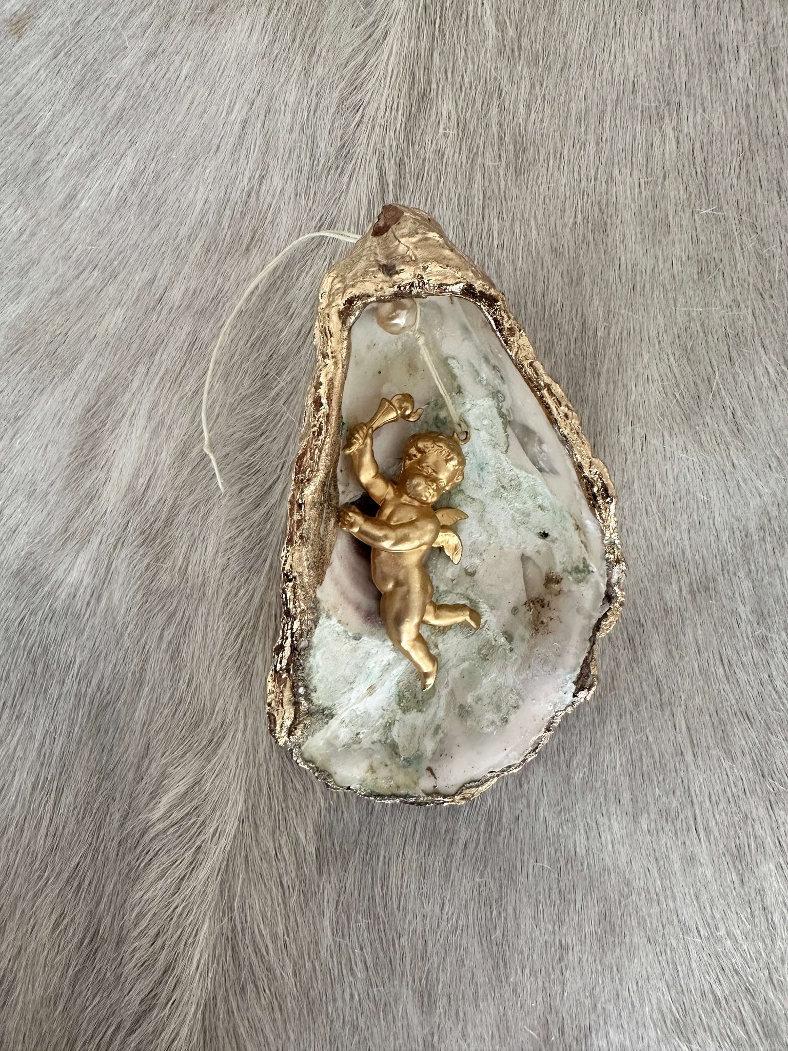 Oyster shell with pendant: putte matt, right 