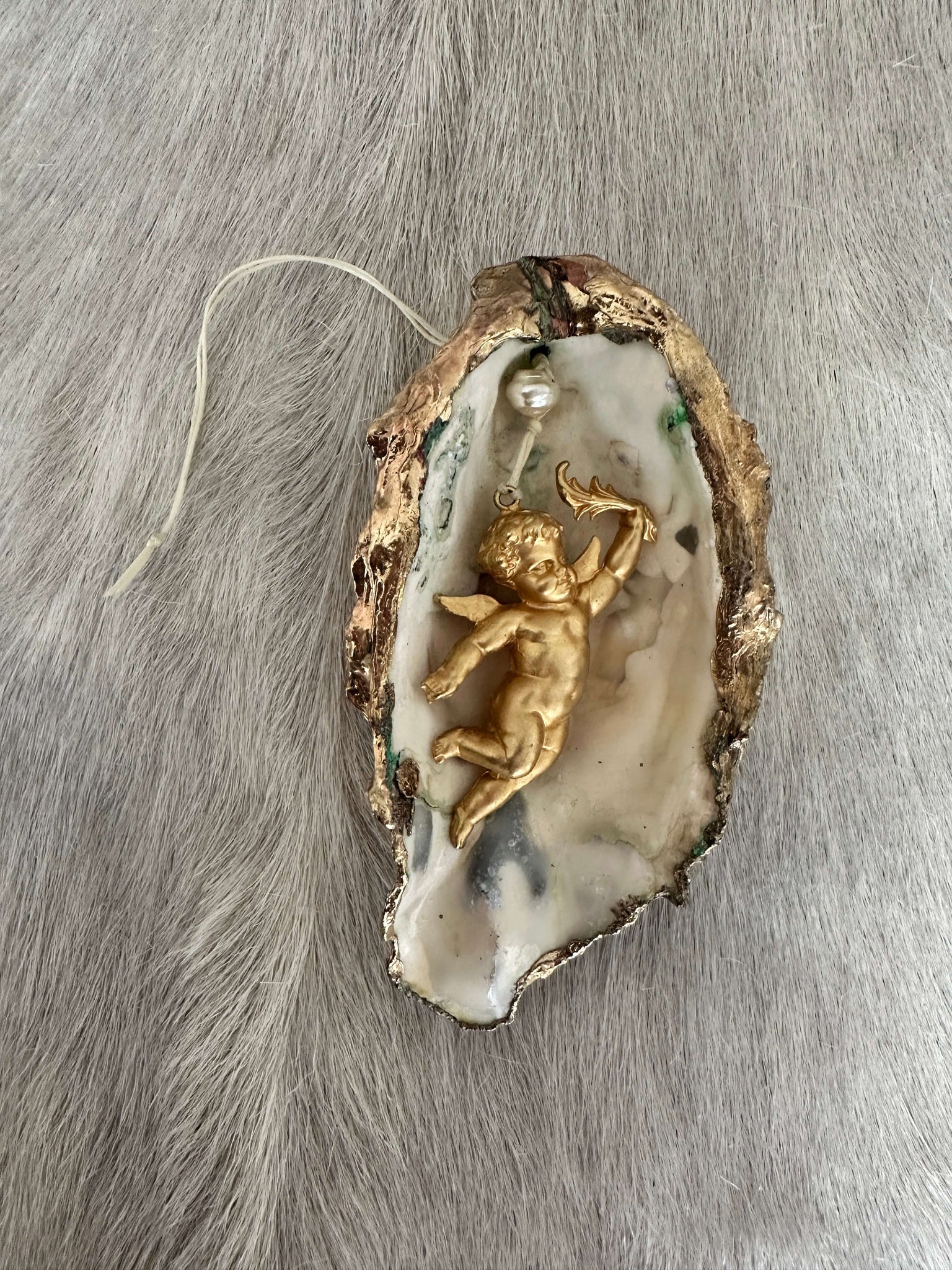 Oyster shell with pendant: matt putte, left 