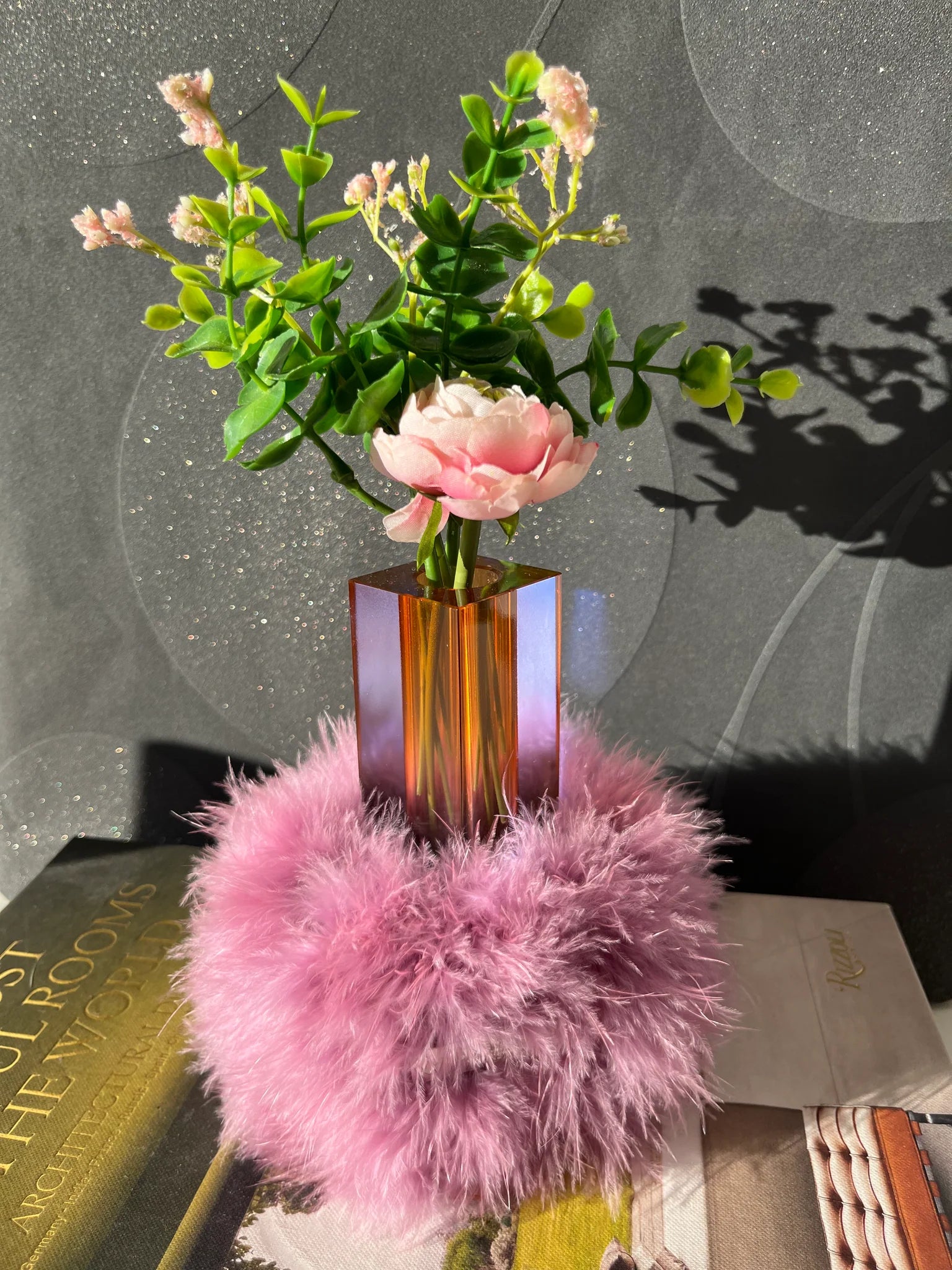 altrosa_thron_mit_vase_60bc1c2e-db9b-4669-bdbe-f40adf737d3a.webp