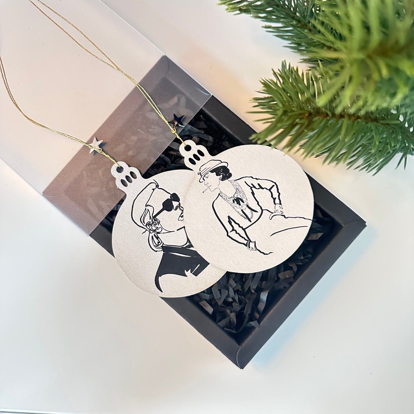 Handveredeltes Deko - Objekt: 2er Set Holy Charms „Coco & Karl“ von ei - nzigartig