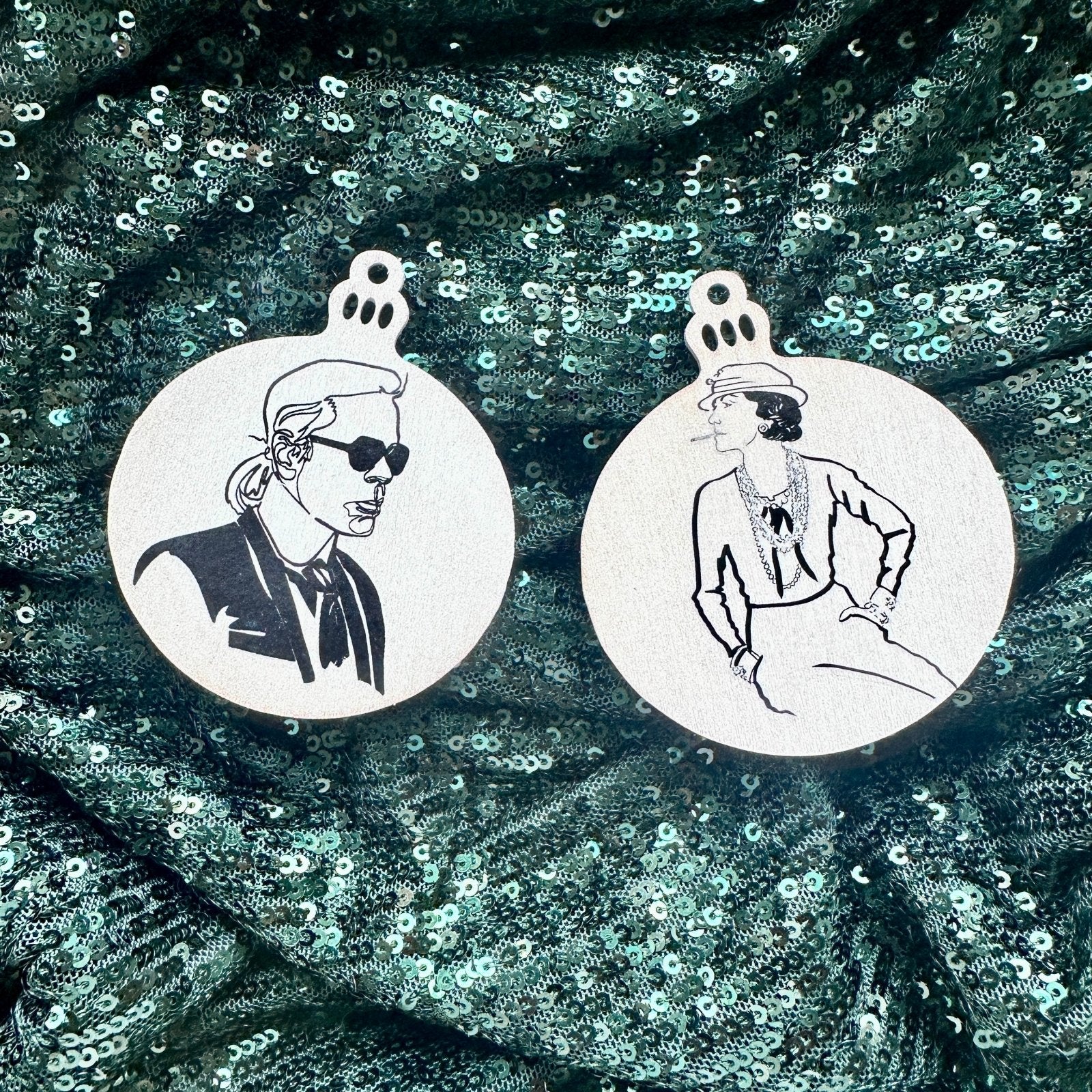 Handveredeltes Deko - Objekt: 2er Set Holy Charms „Coco & Karl“ von ei - nzigartig