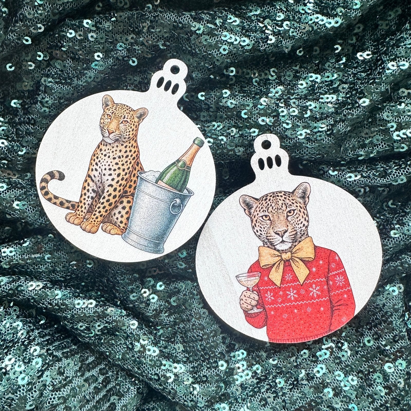 Handveredeltes Deko - Objekt: 2er Set Holy Charms „Leo Tasting“ von ei - nzigartig