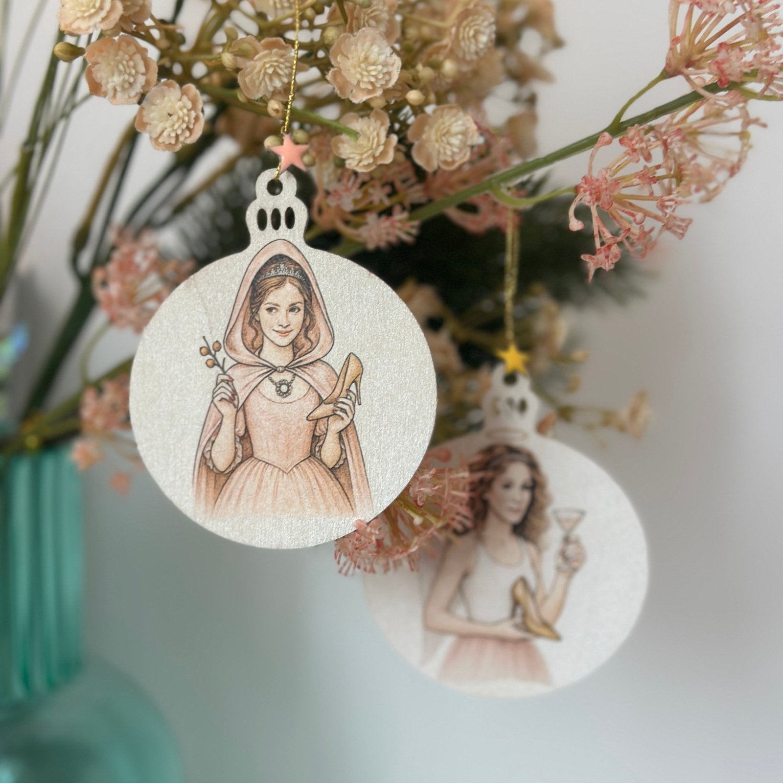 Handveredeltes Deko - Objekt: 2er Set Holy Charms „Schuhglück“ von ei - nzigartig