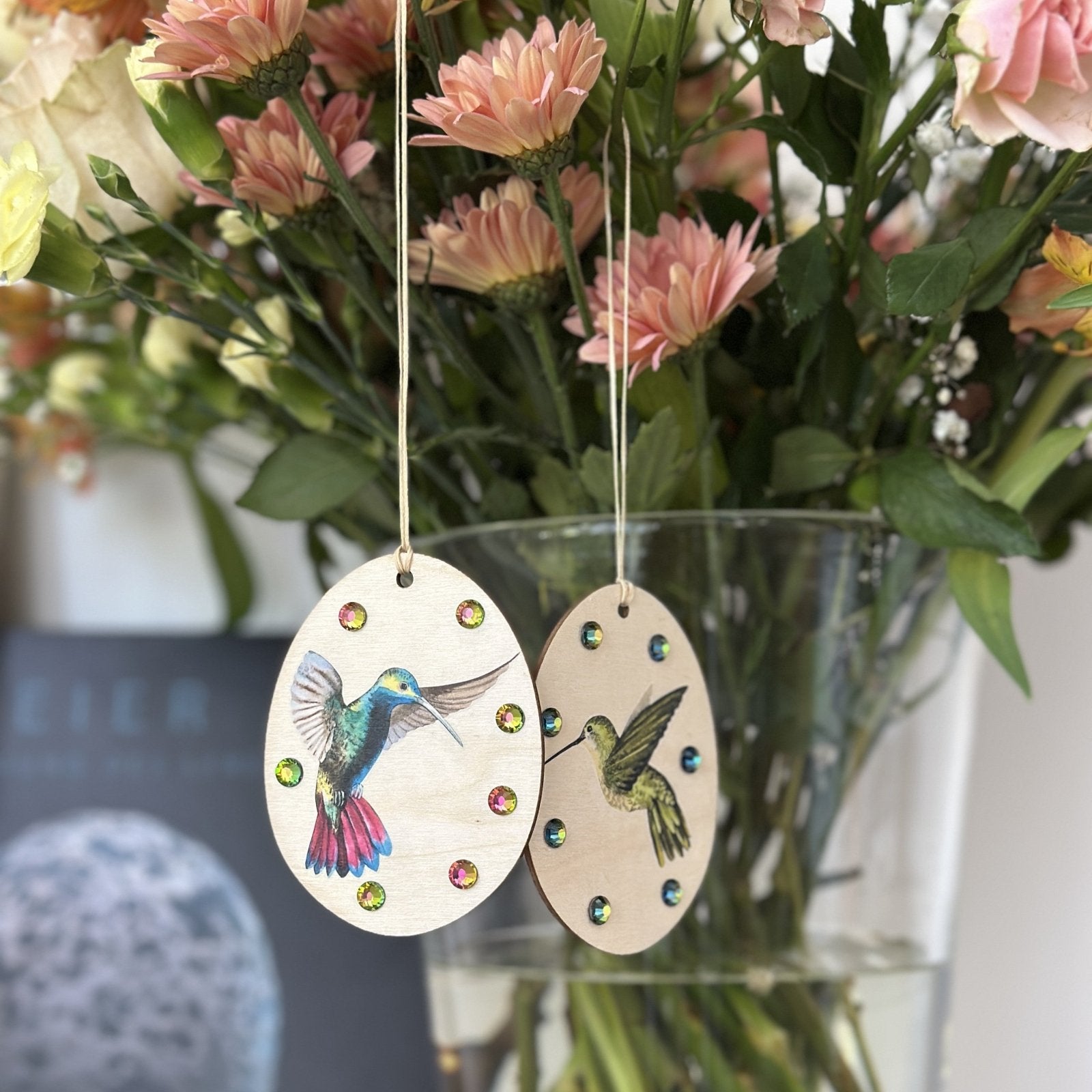 Handveredeltes Deko - Objekt: 2er Set Holz - Anhänger „Kolibri Duo" mit Preciosa - Kristallen von ei - nzigartig