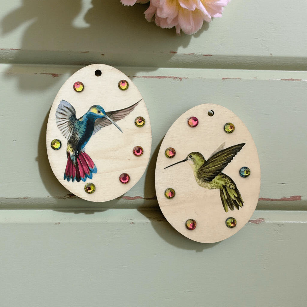 Handveredeltes Deko - Objekt: 2er Set Holz - Anhänger „Kolibri Duo" mit Preciosa - Kristallen von ei - nzigartig