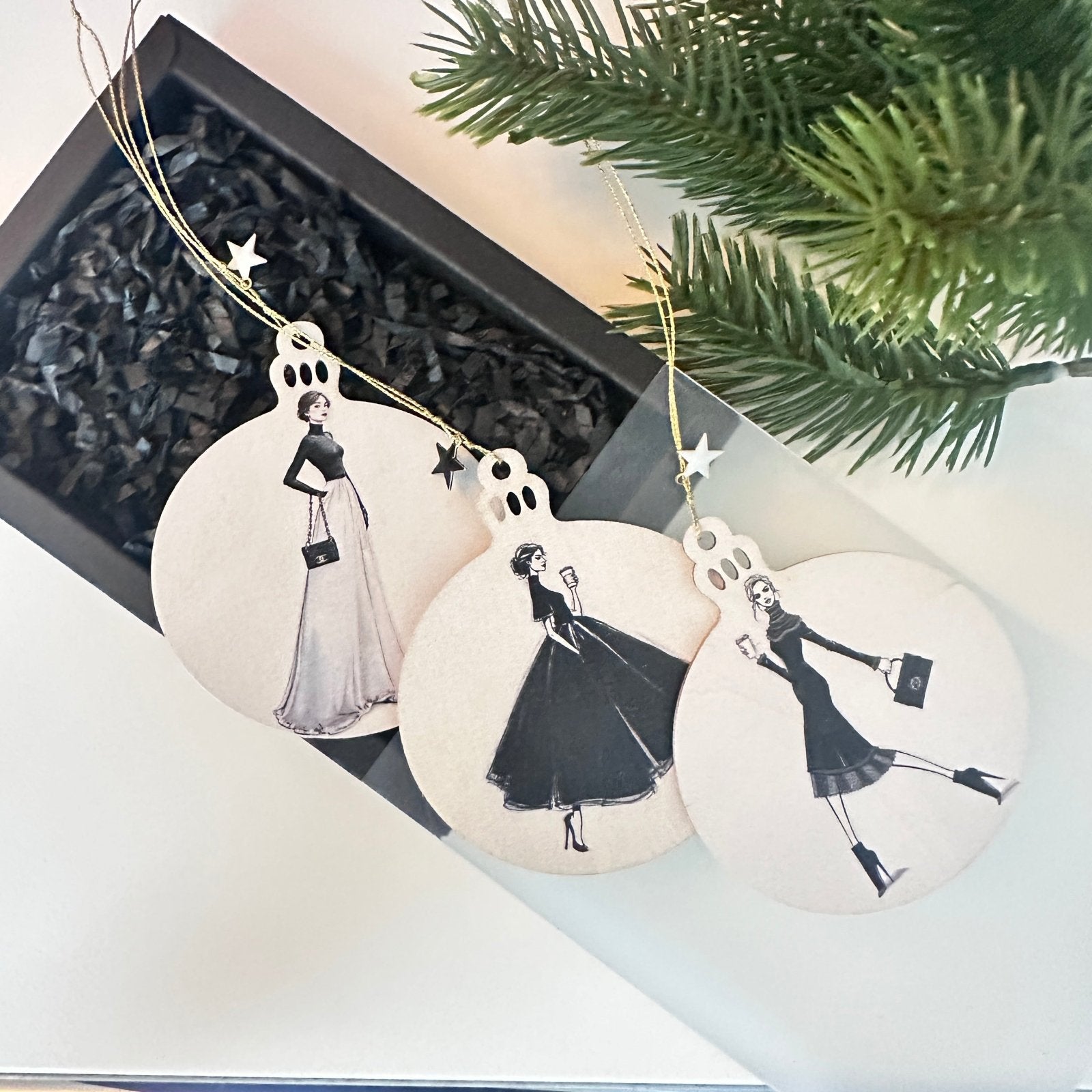 Handveredeltes Deko - Objekt: 3er Set Holy Charms „Black & White Society“ von ei - nzigartig