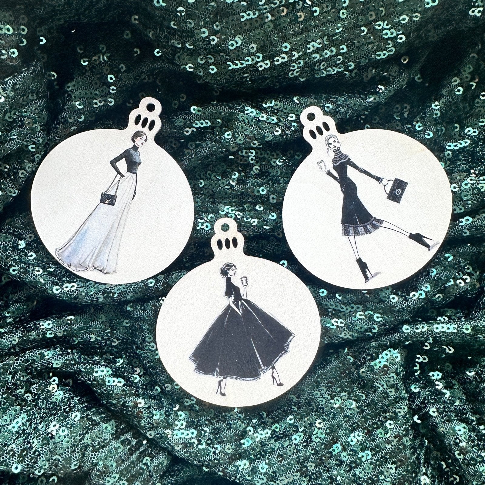 Handveredeltes Deko - Objekt: 3er Set Holy Charms „Black & White Society“ von ei - nzigartig