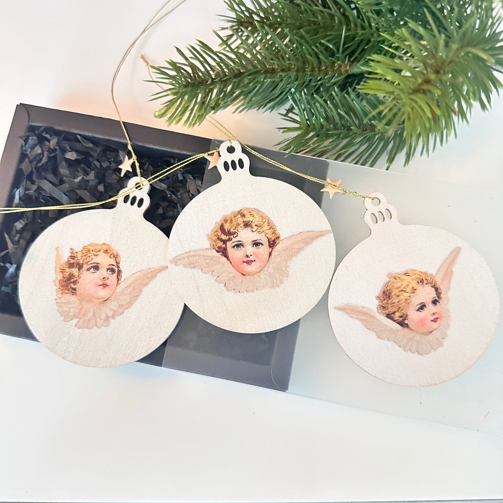 Handveredeltes Deko - Objekt: 3er Set Holy Charms „Heavenly Trio“ von ei - nzigartig