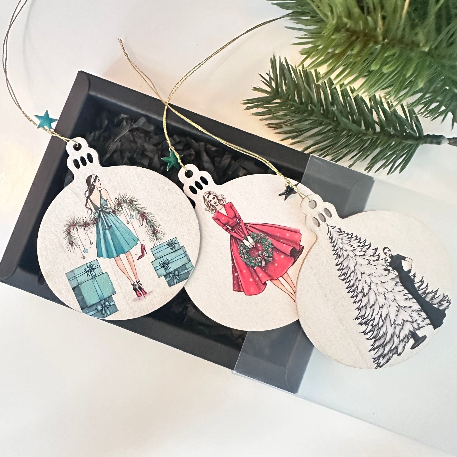 Handveredeltes Deko - Objekt: 3er Set Holy Charms „Holiday Couture“ von ei - nzigartig