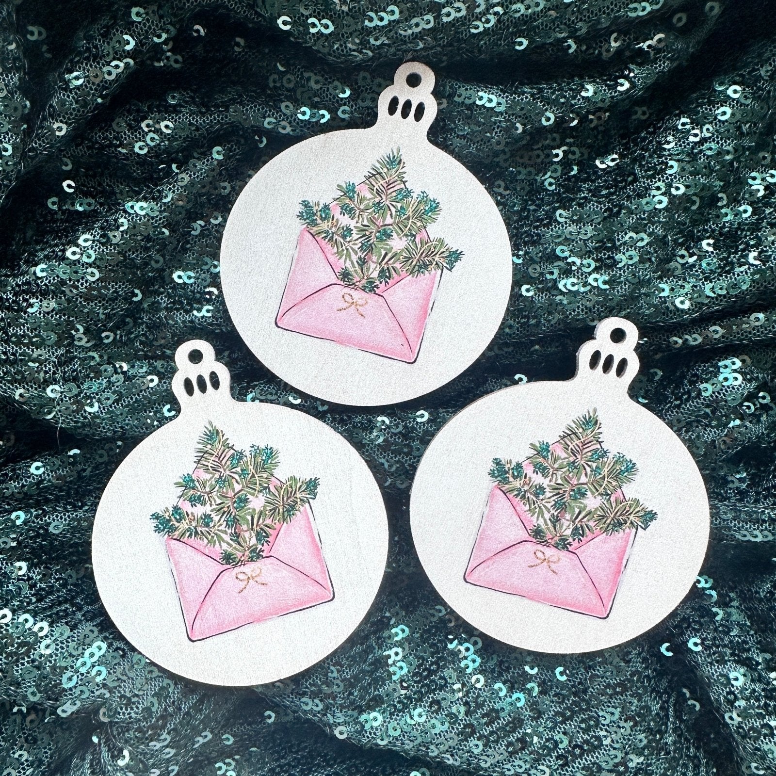 Handveredeltes Deko - Objekt: 3er Set Holy Charms „Weihnachtspost“ von ei - nzigartig