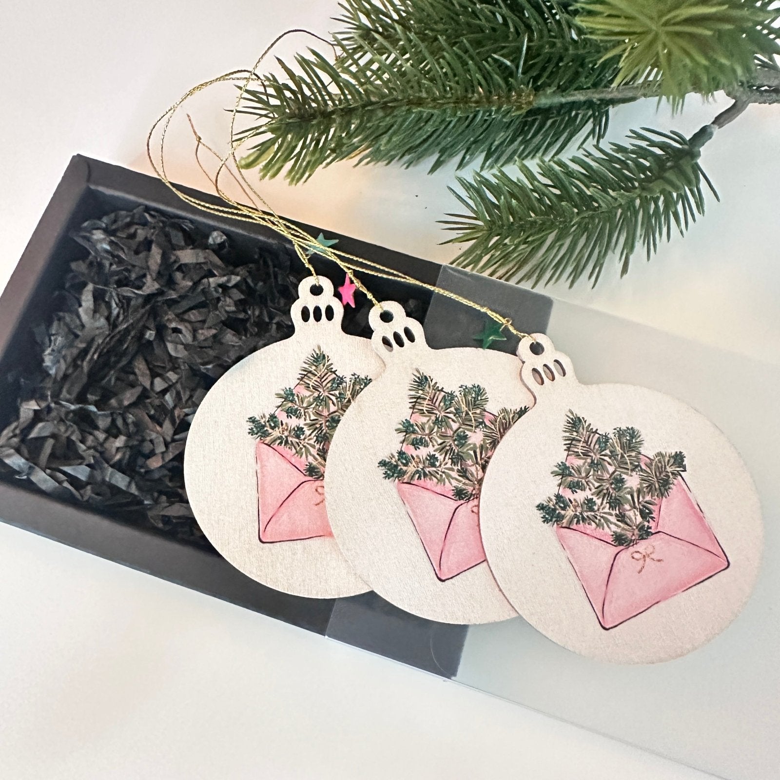 Handveredeltes Deko - Objekt: 3er Set Holy Charms „Weihnachtspost“ von ei - nzigartig