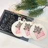 Handveredeltes Deko - Objekt: 3er Set Holy Charms „Weihnachtspost“ von ei - nzigartig