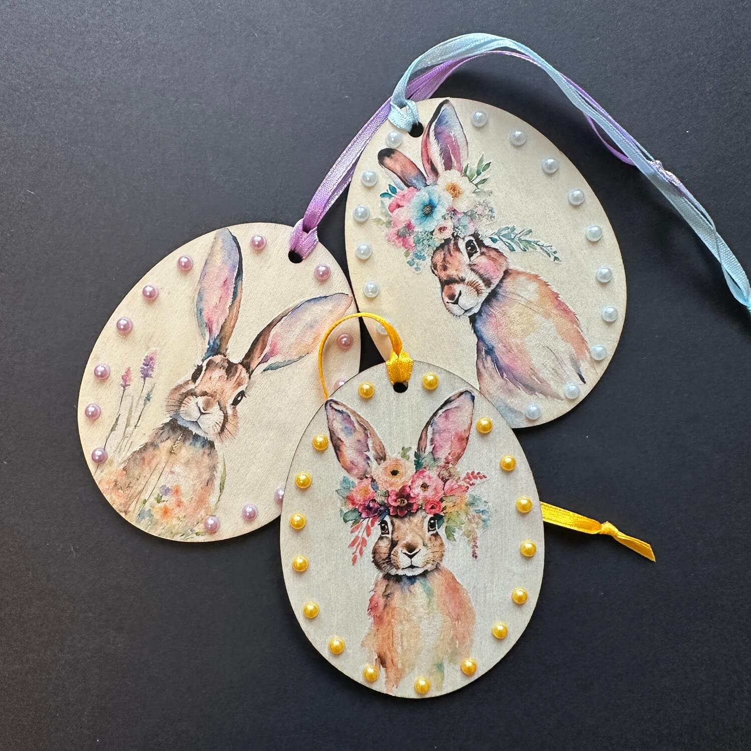 Handveredeltes Deko - Objekt: 3er Set Holz - Anhänger „Romantic Bunnies" von ei - nzigartig