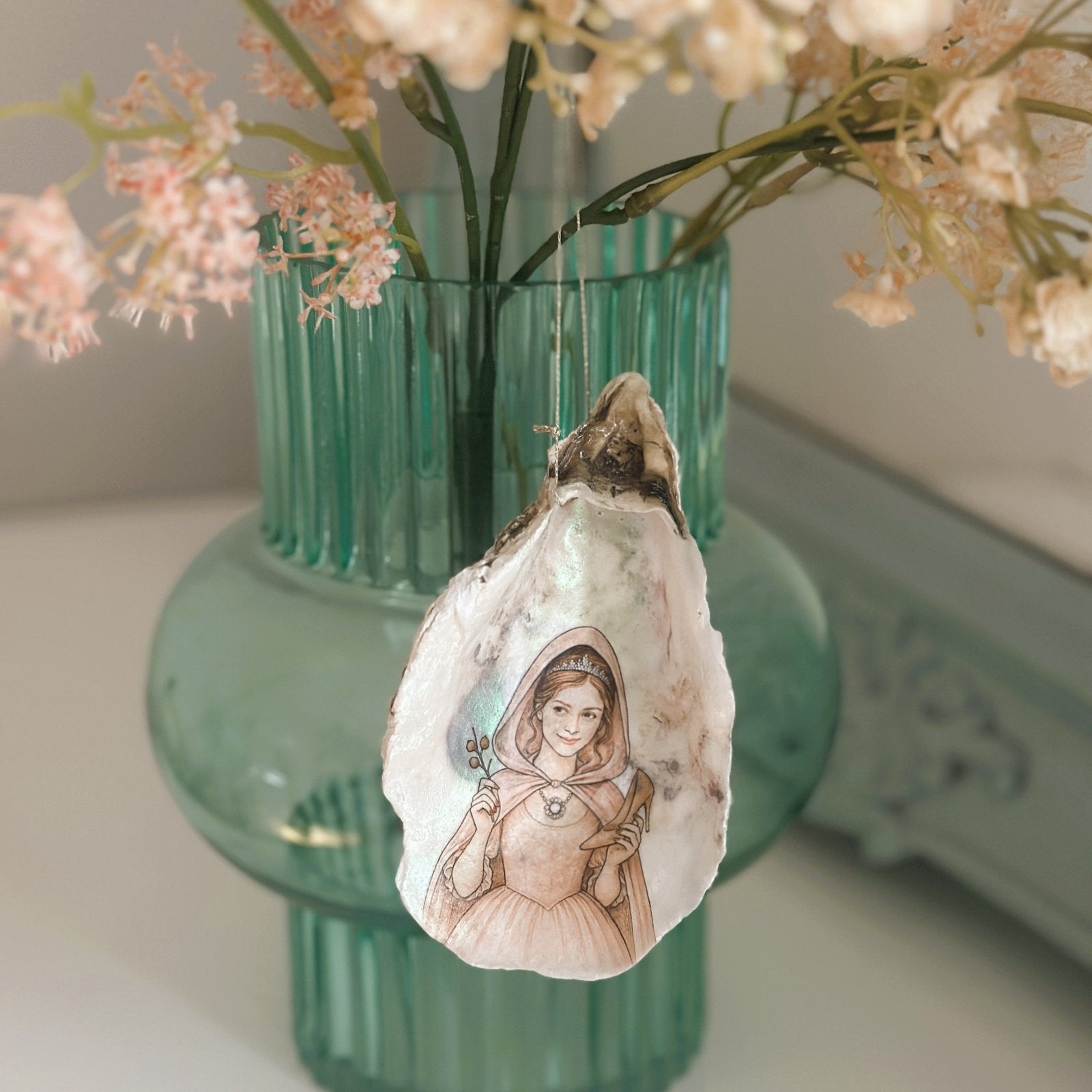 Handveredeltes Deko - Objekt: Auster "3 Nüsse und ein Ballkleid" X - Mas Glamdeko von ei - nzigartig