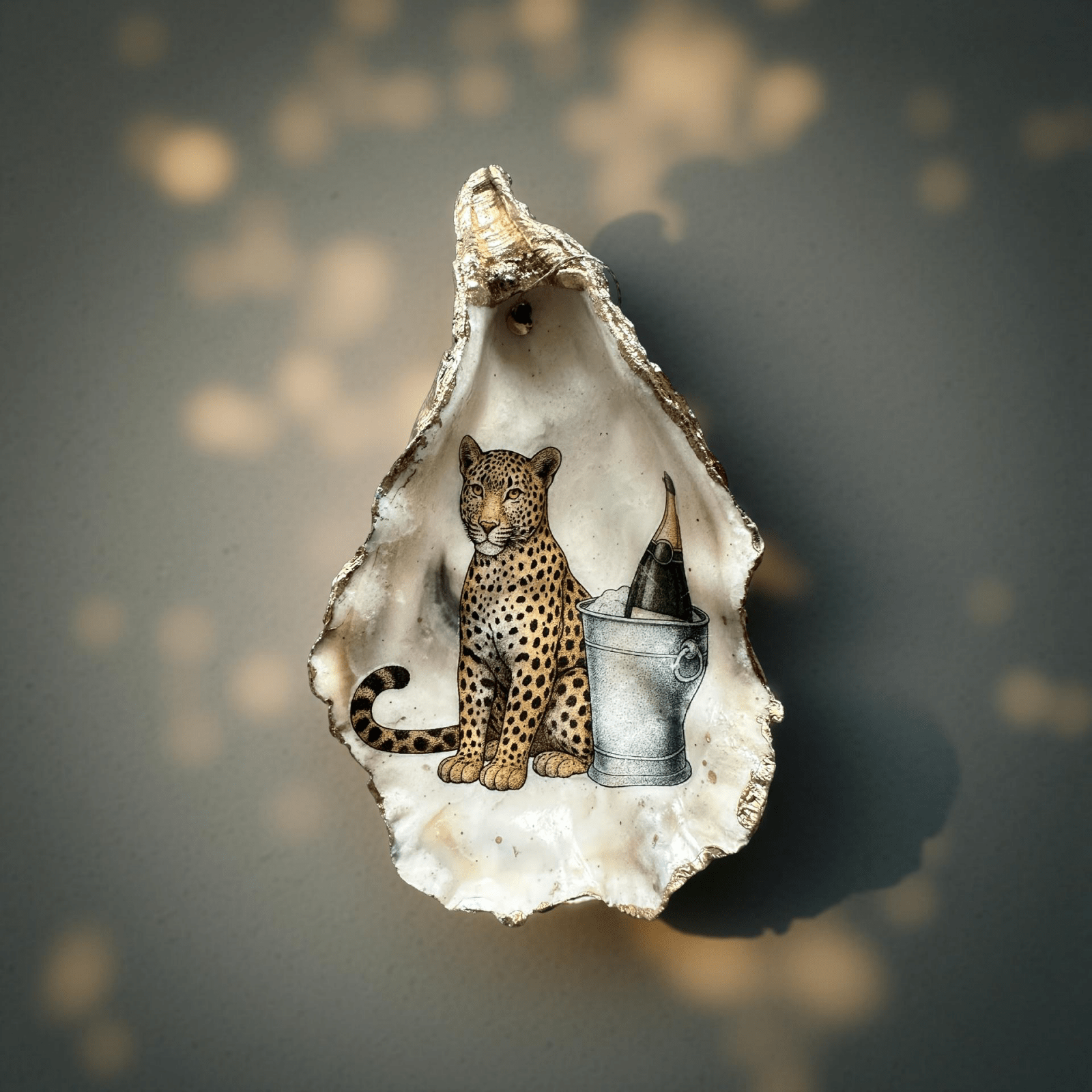 Handveredeltes Deko - Objekt: Auster "Champagne Cat " Kunst - Muschel mit Gold oder Perlmutt von ei - nzigartig