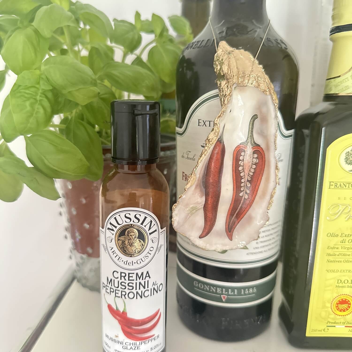 Handveredeltes Deko - Objekt: Auster "Chili Chérie" Kunst - Muschel mit Gold oder Perlmutt von ei - nzigartig