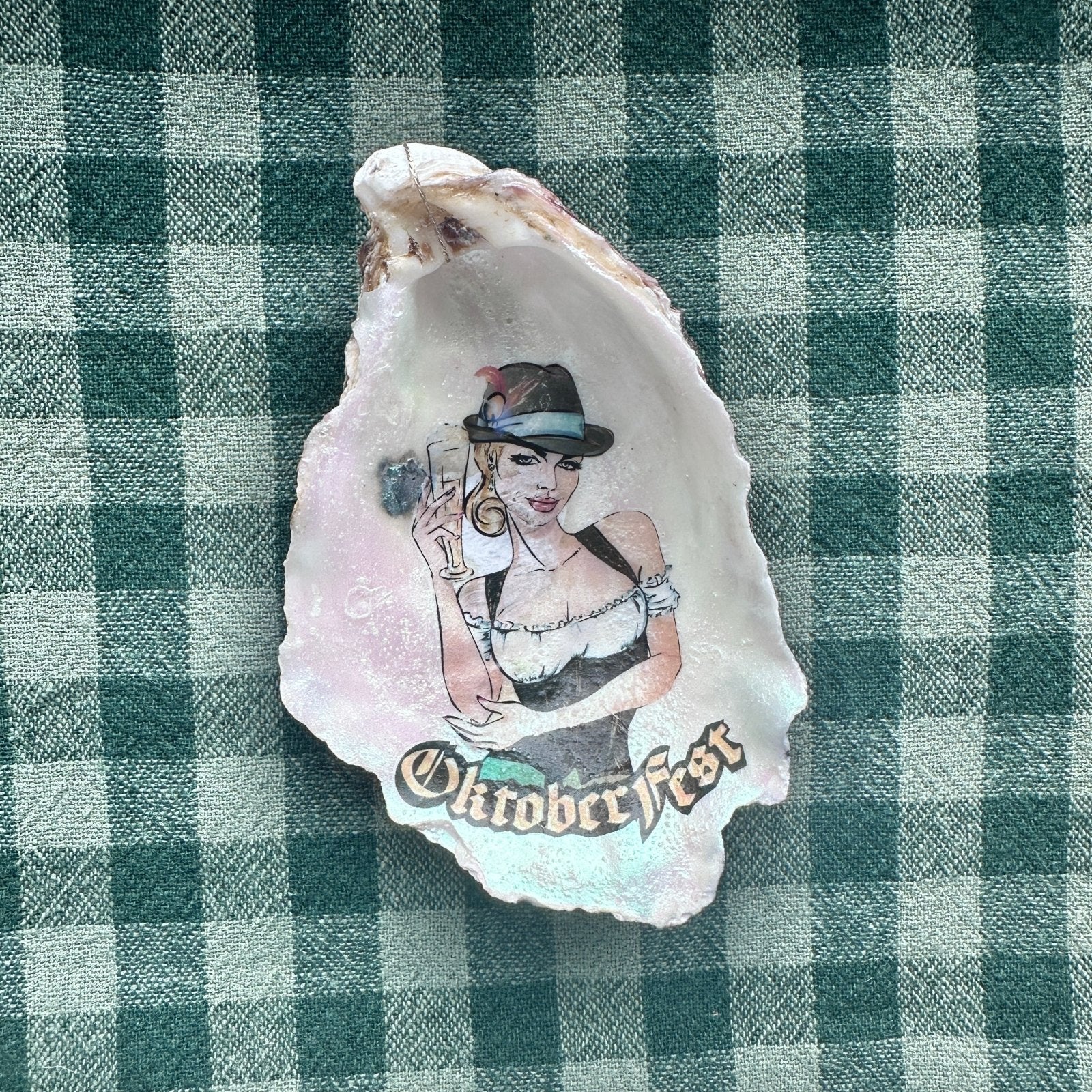 Handveredeltes Deko - Objekt: Auster "Dirndlicious" Kunst - Muschel mit Gold oder Perlmutt von ei - nzigartig