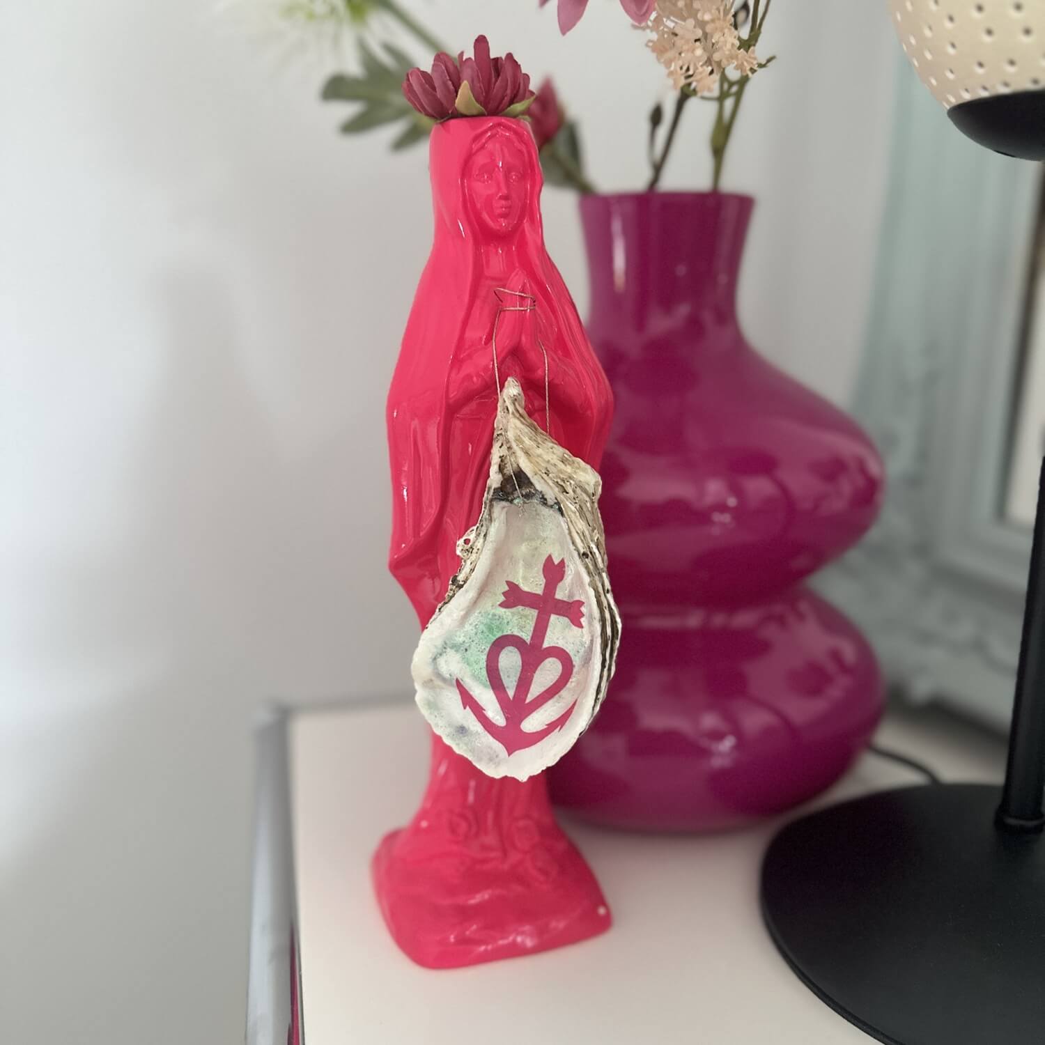 Handveredeltes Deko - Objekt: Auster "Glaube, Liebe, Hoffnung - Pink" Kunst - Muschel mit Gold oder Perlmutt von ei - nzigartig
