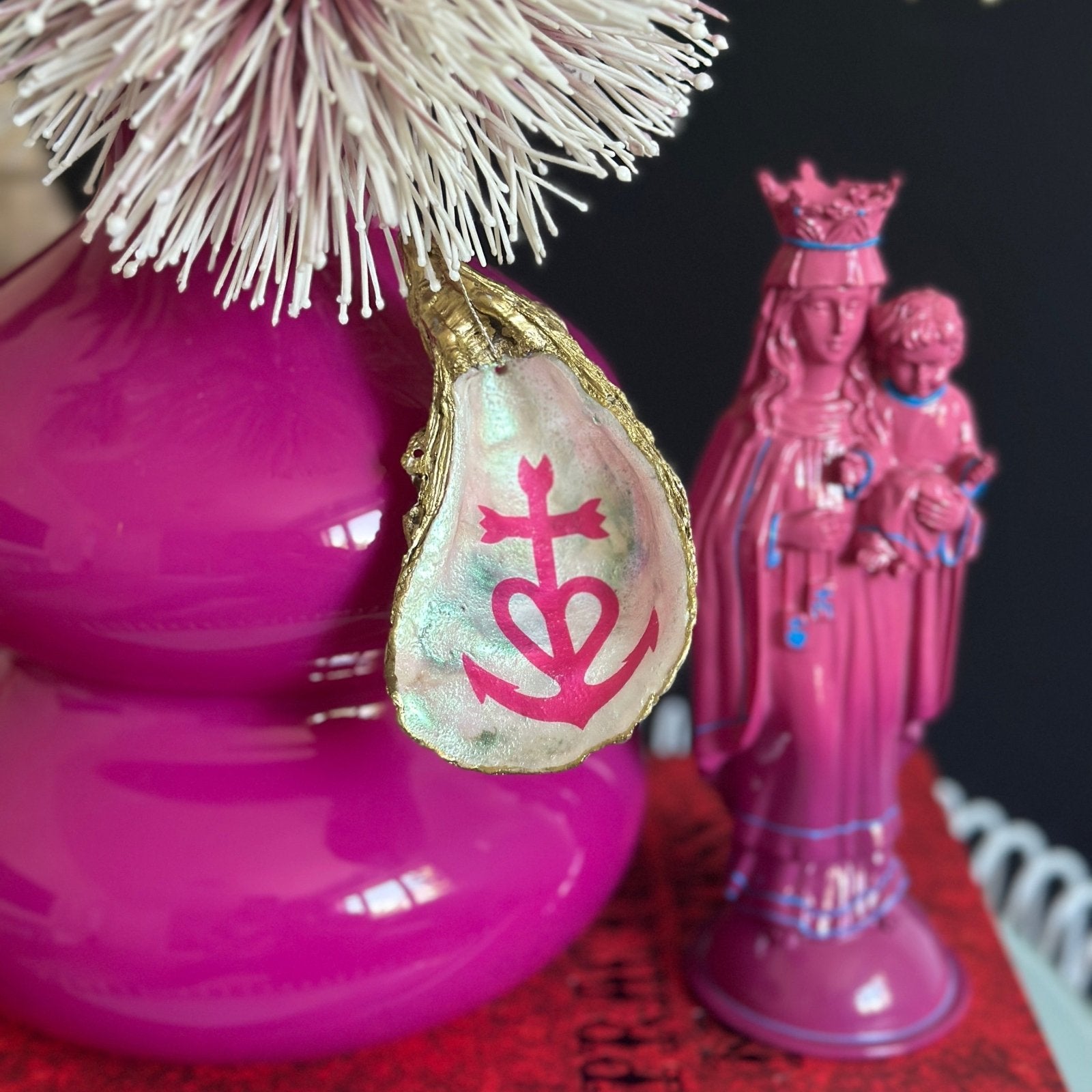 Handveredeltes Deko - Objekt: Auster "Glaube, Liebe, Hoffnung - Pink" Kunst - Muschel mit Gold oder Perlmutt von ei - nzigartig