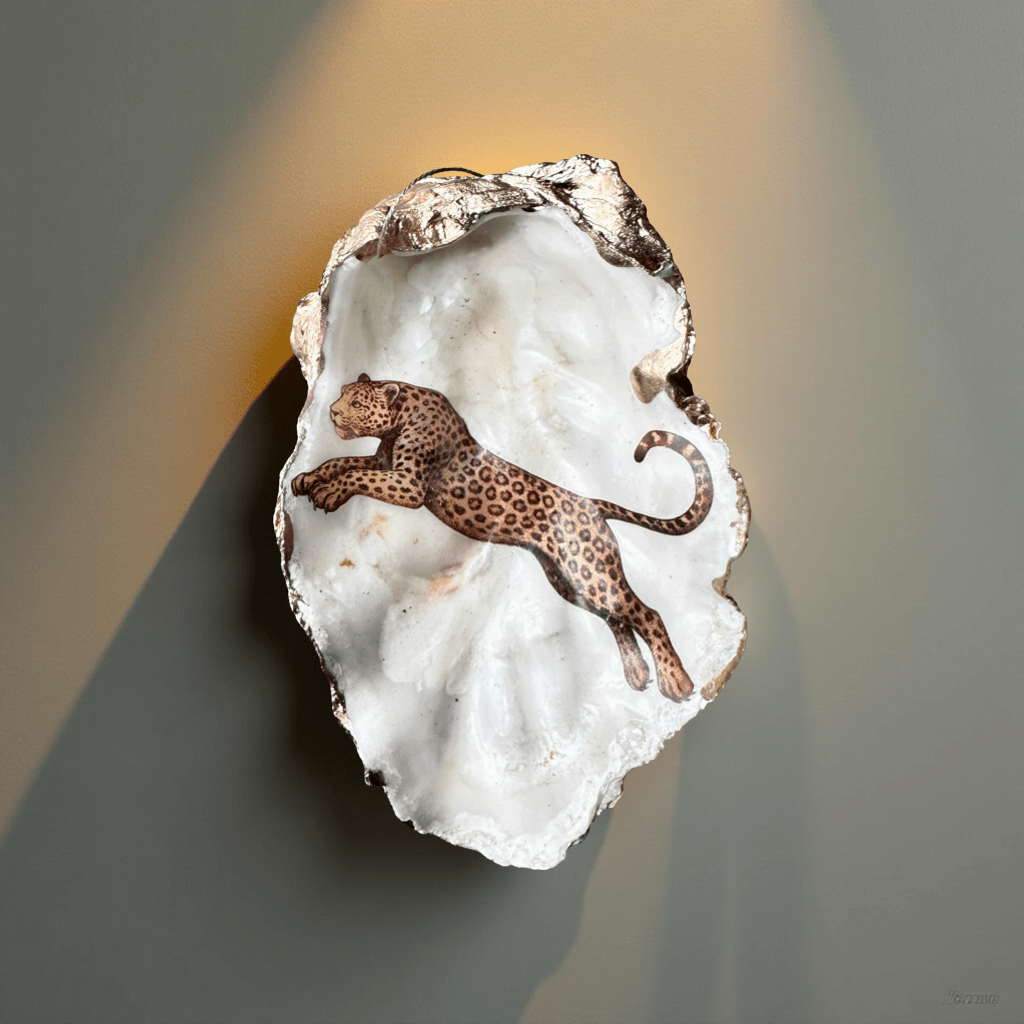 Handveredeltes Deko - Objekt: Auster "Jumping Jack Leo" Kunst - Muschel mit Gold oder Perlmutt von ei - nzigartig