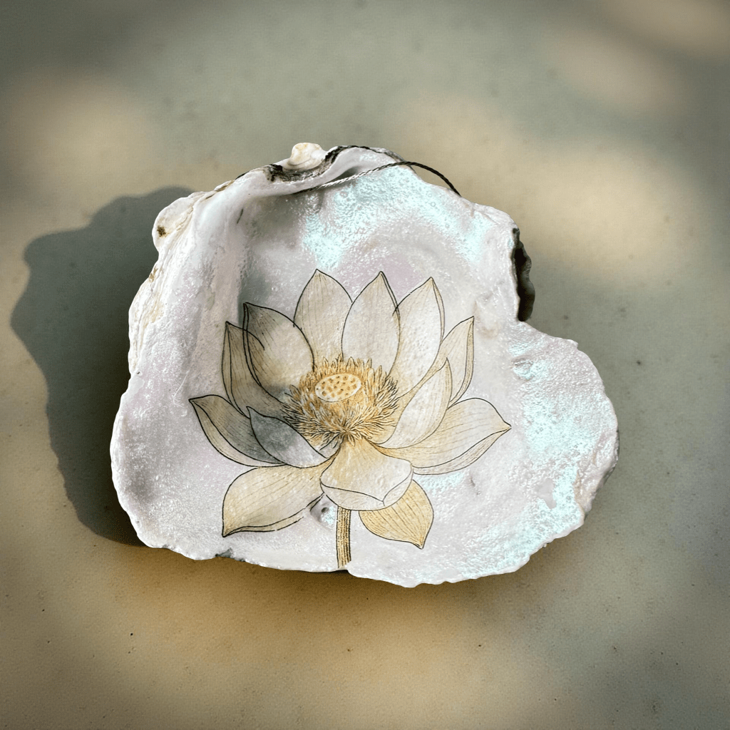 Handveredeltes Deko - Objekt: Auster "Lotus" Kunst - Muschel mit Gold oder Perlmutt von ei - nzigartig