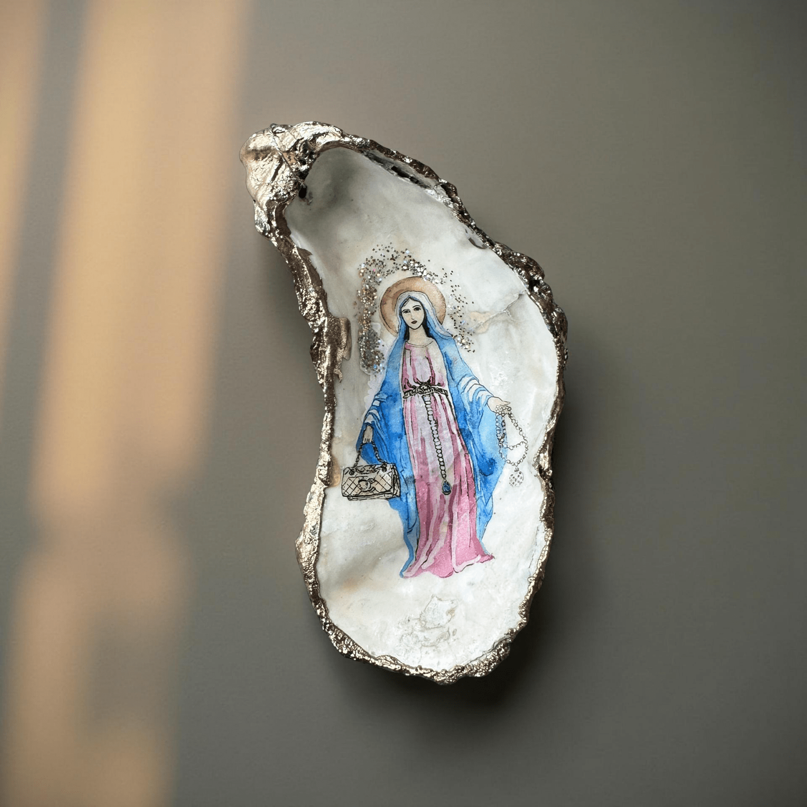 Handveredeltes Deko - Objekt: Auster "Madonnista" Kunst - Muschel mit Gold oder Perlmutt von ei - nzigartig