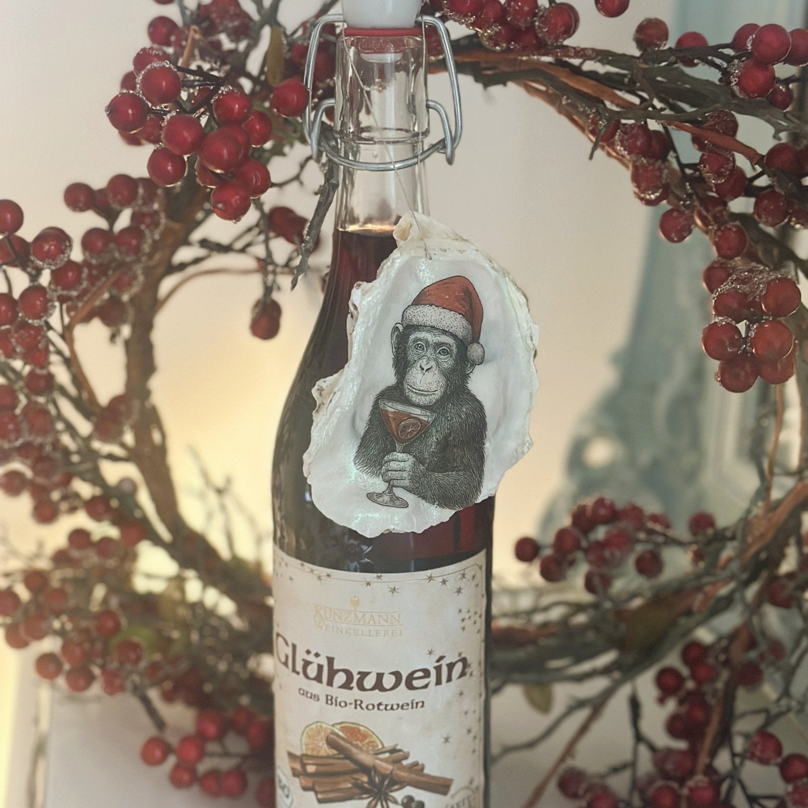 Handveredeltes Deko - Objekt: Auster "Santa Monkey" X - Mas Glamdeko von ei - nzigartig