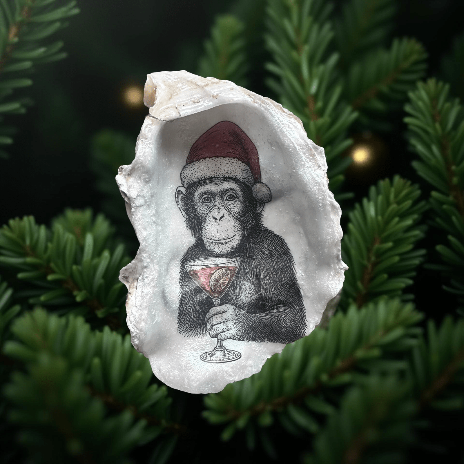 Handveredeltes Deko - Objekt: Auster "Santa Monkey" X - Mas Glamdeko von ei - nzigartig