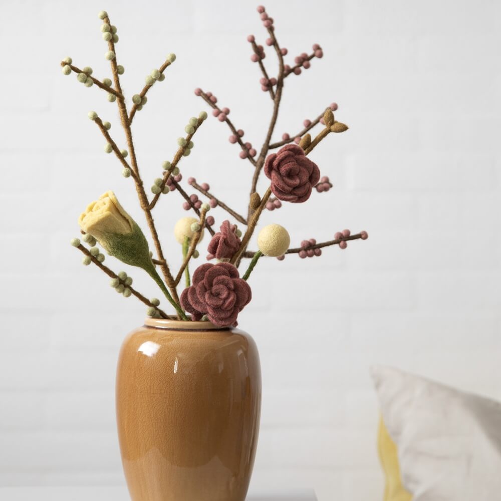 Handveredeltes Deko - Objekt: Beeren Zweig aus Filz von Gry & Sif, rosa, 60 cm von ei - nzigartig