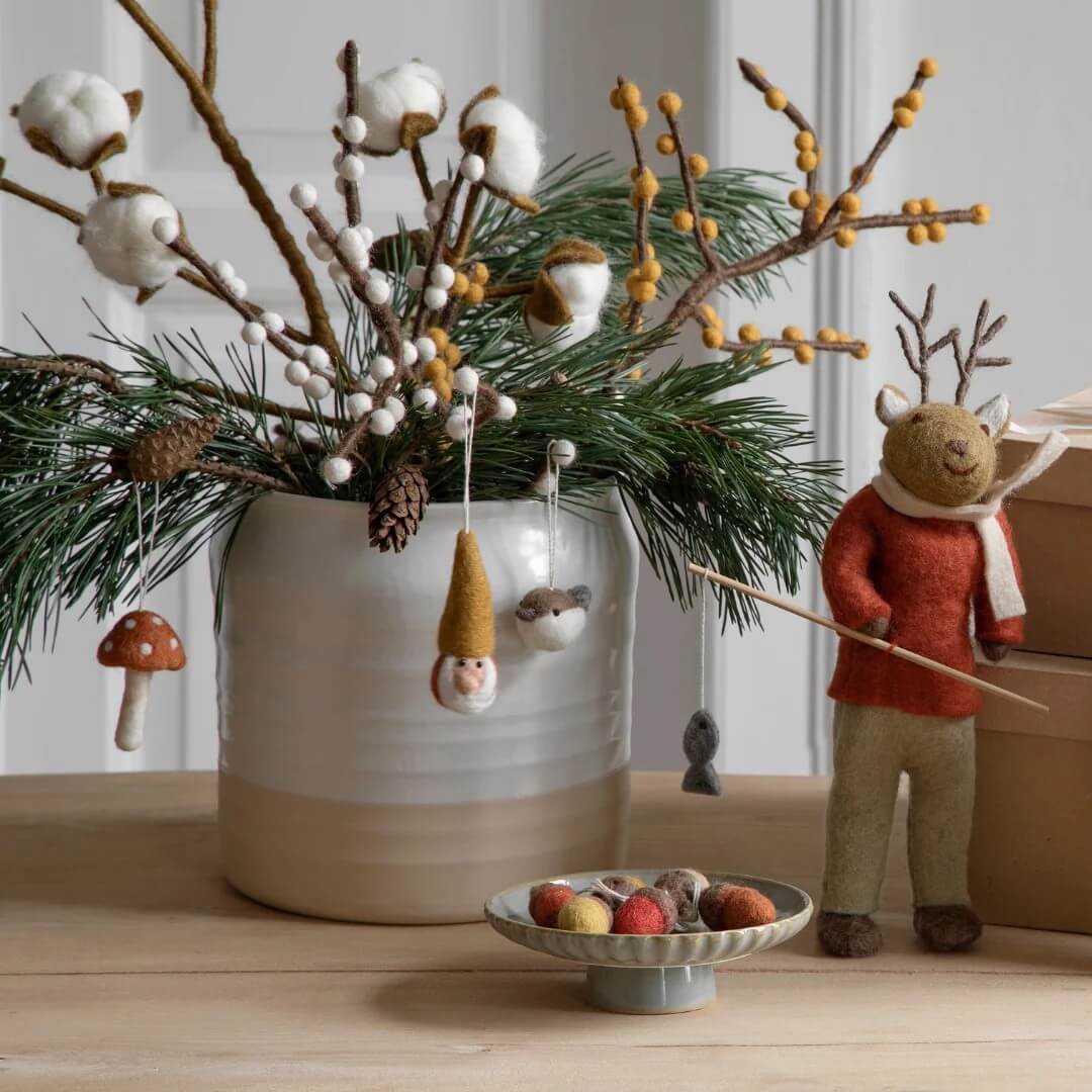 Handveredeltes Deko - Objekt: Beeren Zweig aus Filz von Gry & Sif, weiß, 60 cm von ei - nzigartig