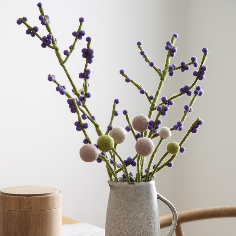 Handveredeltes Deko - Objekt: Blaubeeren Zweig aus Filz von Gry & Sif, 60 cm von ei - nzigartig