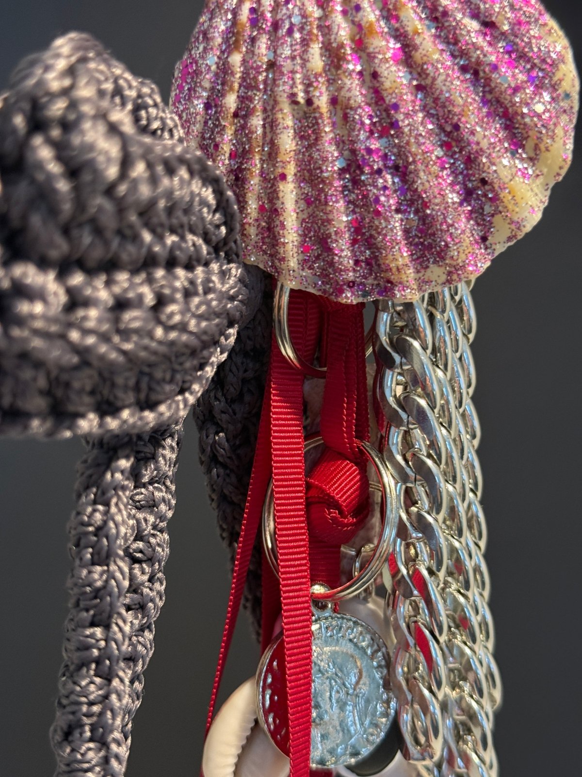 Handveredeltes Deko - Objekt: CLUNK™ – Snoop Wow Bow • Taschen - Statement von ei - nzigartig