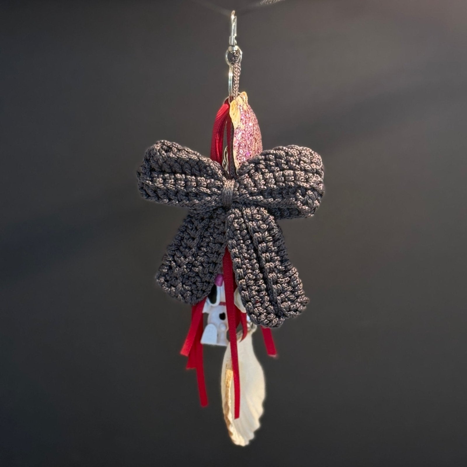 Handveredeltes Deko - Objekt: CLUNK™ – Snoop Wow Bow • Taschen - Statement von ei - nzigartig