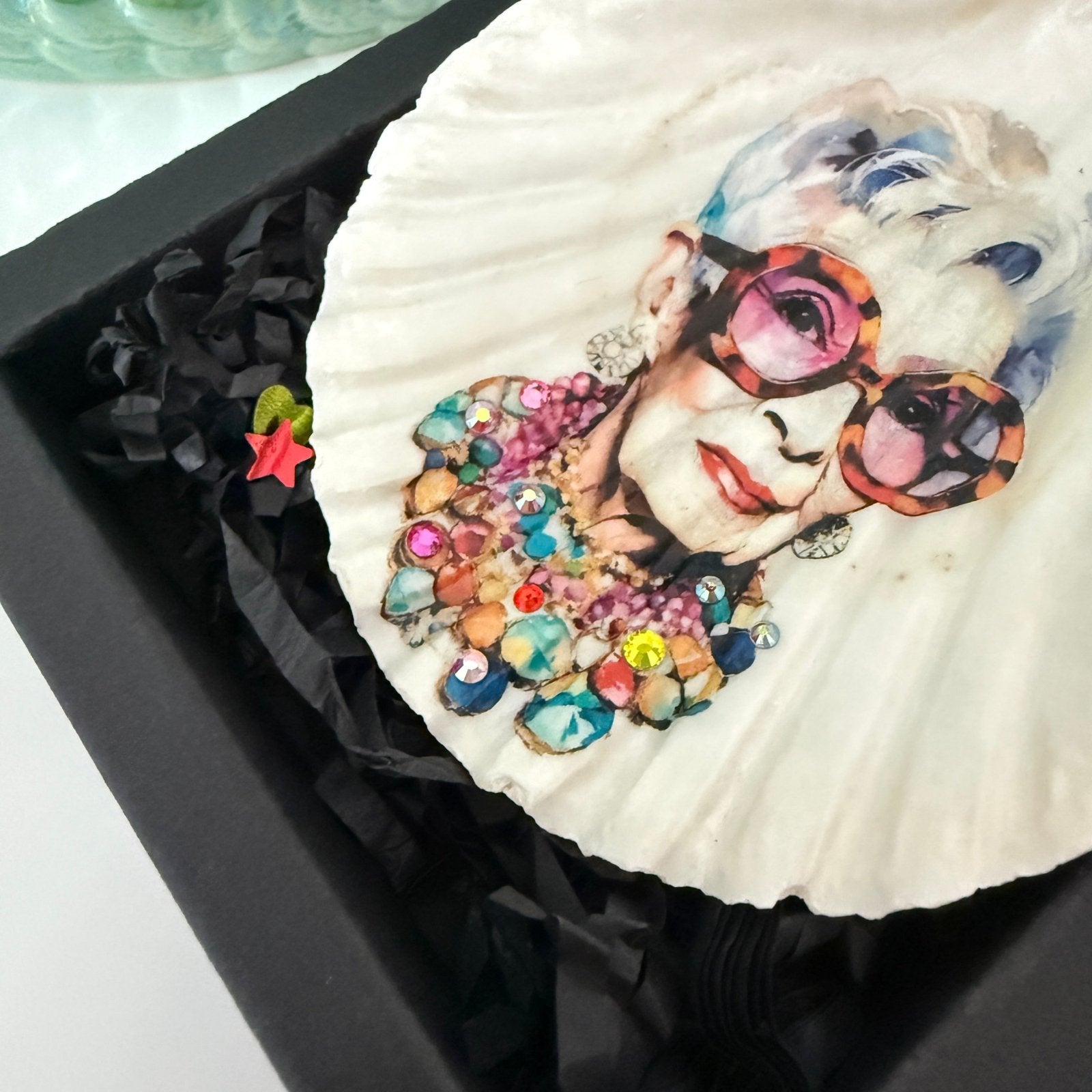 Handveredeltes Deko - Objekt: Coastal Charm „Iris Iconic", echter Muschelanhänger mit Preciosa® veredelt von ei - nzigartig