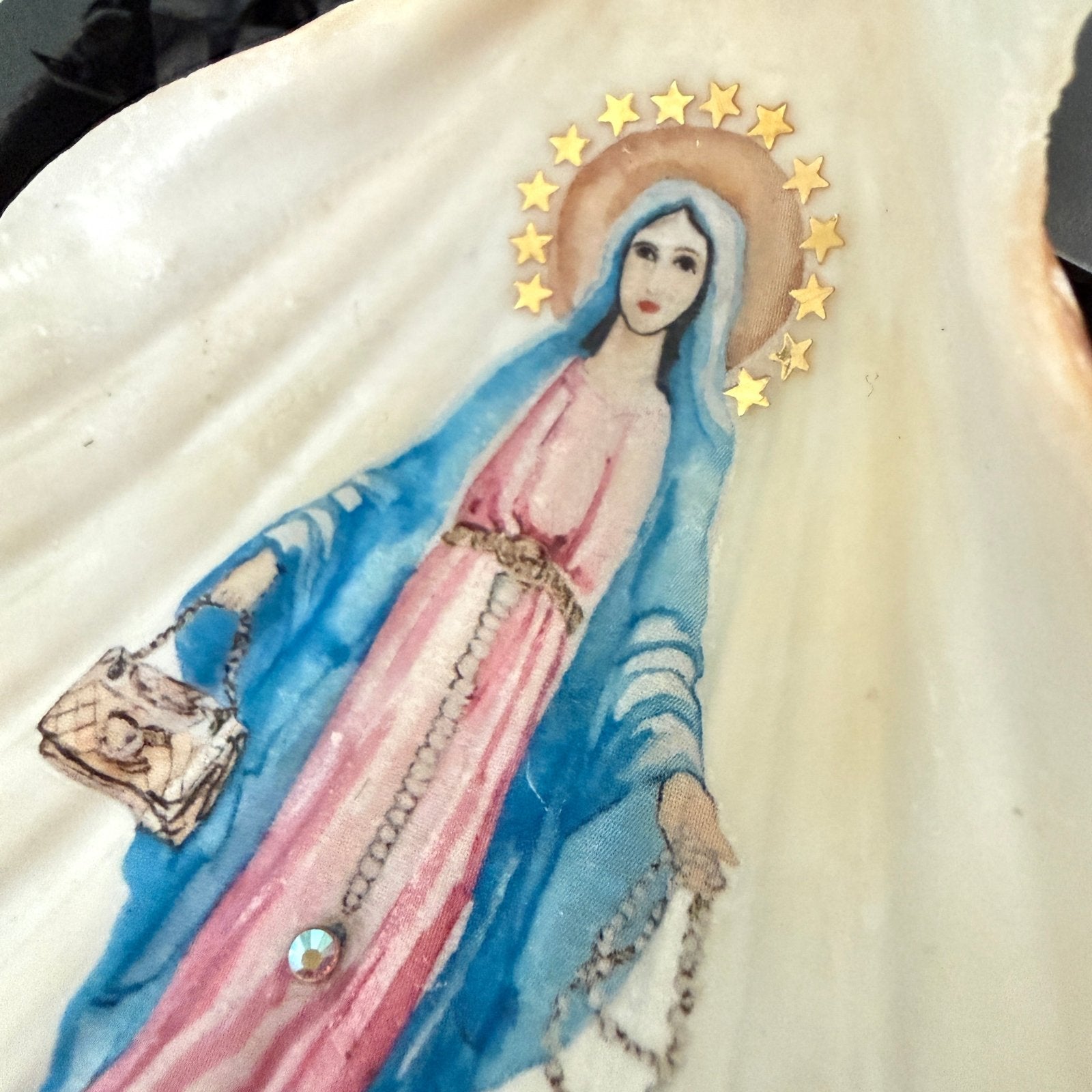 Handveredeltes Deko - Objekt: Coastal Charm „Madonnista", echter Muschelanhänger mit Preciosa® veredelt von ei - nzigartig