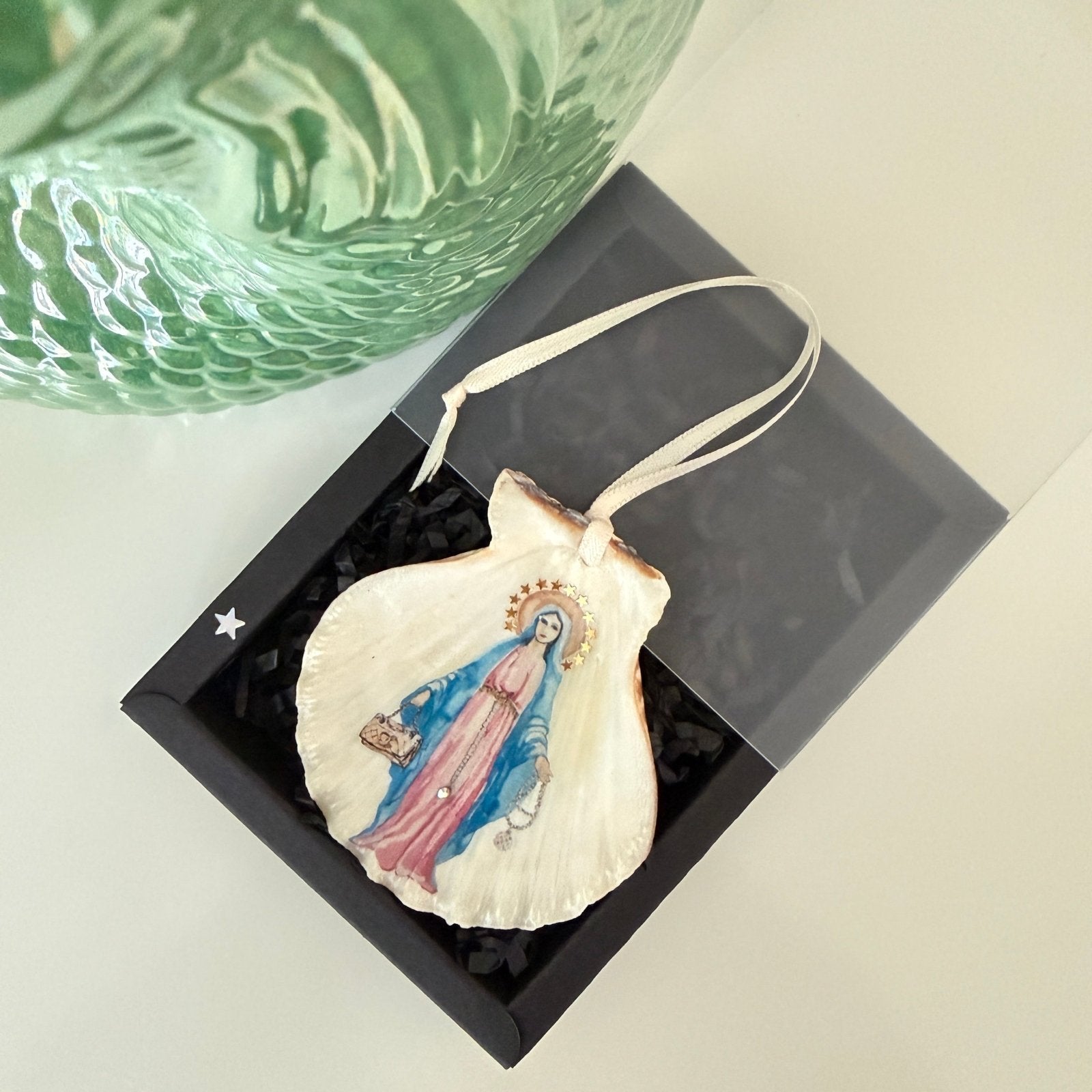 Handveredeltes Deko - Objekt: Coastal Charm „Madonnista", echter Muschelanhänger mit Preciosa® veredelt von ei - nzigartig