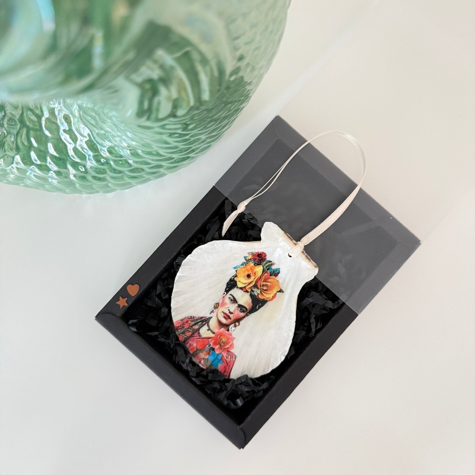 Handveredeltes Deko - Objekt: Coastal Charm „Viva Flora", echter Muschelanhänger mit Preciosa® veredelt von ei - nzigartig