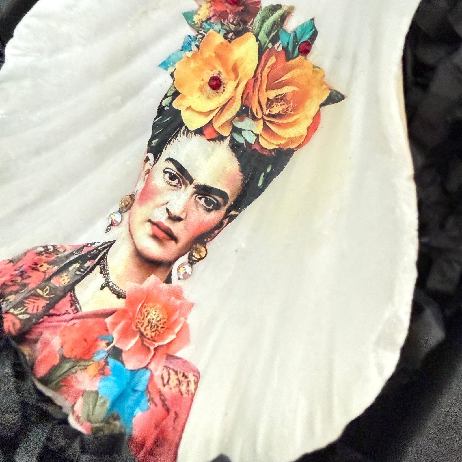 Handveredeltes Deko - Objekt: Coastal Charm „Viva Flora", echter Muschelanhänger mit Preciosa® veredelt von ei - nzigartig