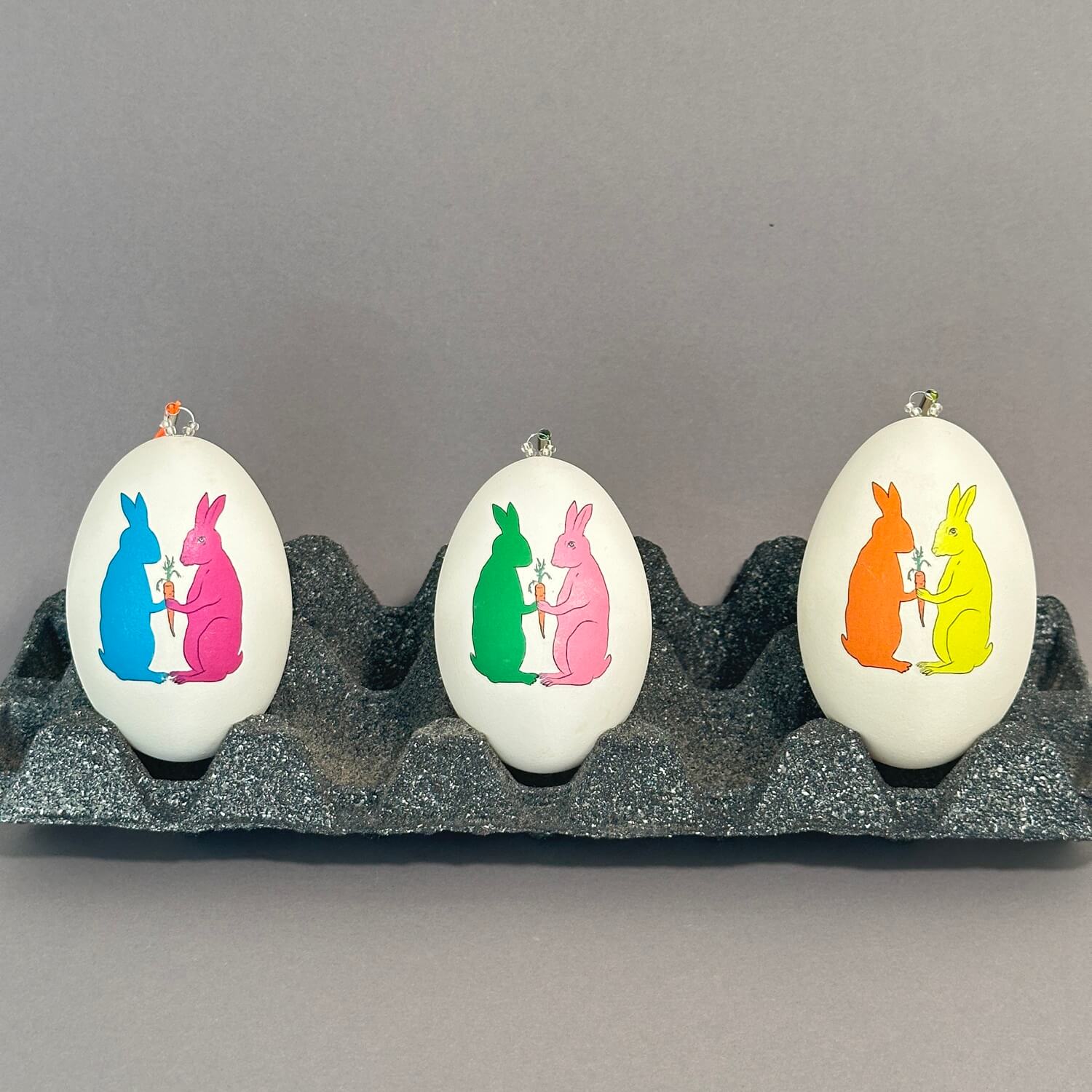 Handveredeltes Deko - Objekt: Colourful Bunnies, 3er Set Gänseeier von ei - nzigartig